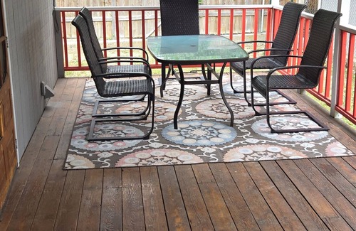 Huntington House | Cozy 2-bedroom Hideaway in Huntington with AC