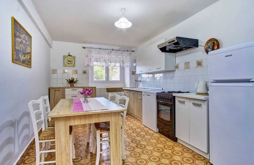 Cove Murtar Villa | Cozy 2-Bedroom Holiday Retreat Sleeps 4 - Pet Friendly