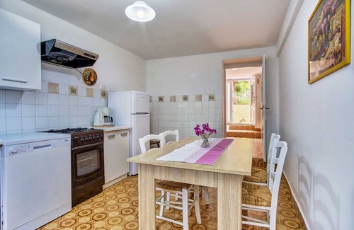 Cove Murtar Villa | Cozy 2-Bedroom Holiday Retreat Sleeps 4 - Pet Friendly