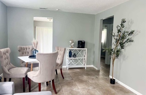 Dade City House | Inviting 2 Bedroom Retreat in Dade City - Rated 10/10!