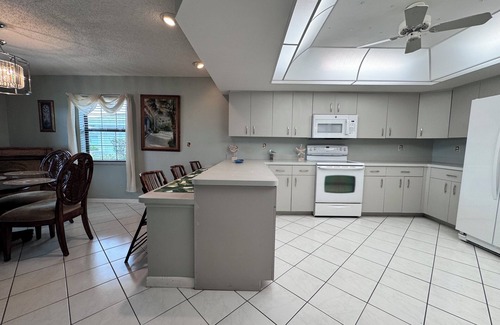 Pebble Beach House | Cozy 2-bedroom house heated pool in marvelous paradise Rotonda West!