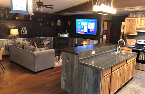 Yellville Cottage | Delightful 2 Bedroom Retreat Near Bull Shoals Lake