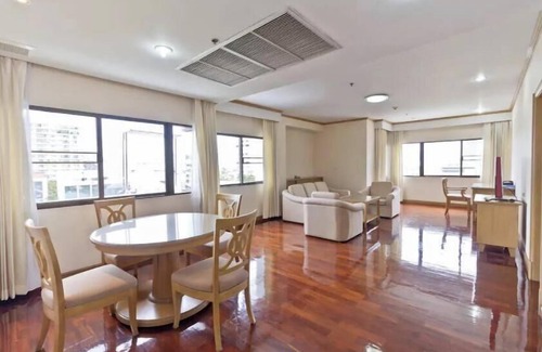 Thonglor Apartment | Ideal 2 Bedroom Retreat in Vibrant Thong Lo Area
