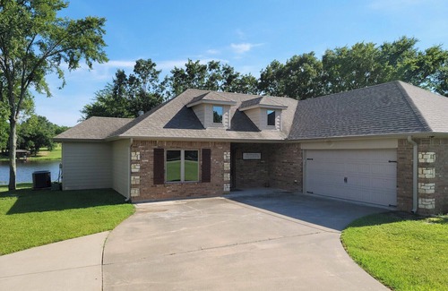 Yantis House | Cozy 2-bedroom lake house minutes from Lake Fork!Grab your boat and go fishing!