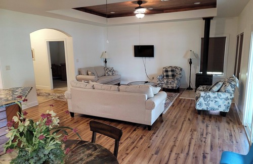 Yantis House | Cozy 2-bedroom lake house minutes from Lake Fork!Grab your boat and go fishing!