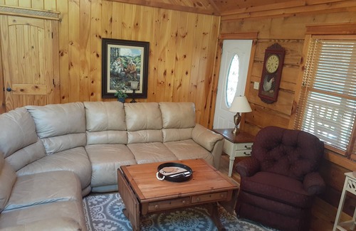 Andrews Cabin | Inviting 2 Bedroom Log Cabin with Breakfast & Family Amenities