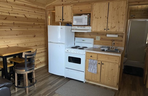Grassy Butte Cabin | Inviting 2 Bedroom Log Cabin with Family-Friendly Amenities