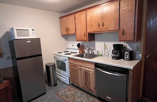 Ludlow Apartment | Inviting 2-Bedroom Retreat Near Okemo Base Lodge