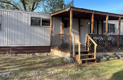 Salmon House | Cozy 2-bedroom mobile home in enchanting Salmon with WiFi, AC