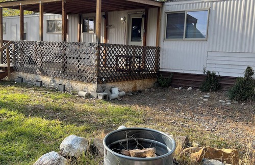 Salmon House | Cozy 2-bedroom mobile home in enchanting Salmon with WiFi, AC