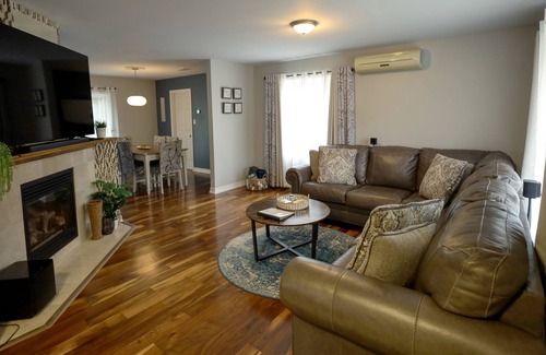 Sturgeon Falls House | Cozy 2 bedroom Rancher near Marina w/ HOT TUB!