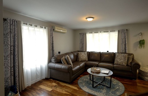 Sturgeon Falls House | Cozy 2 bedroom Rancher near Marina w/ HOT TUB!