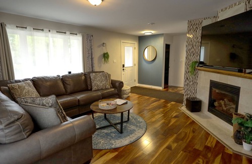 Sturgeon Falls House | Cozy 2 bedroom Rancher near Marina w/ HOT TUB!