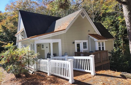Lackey Resort | Cozy 2-bedroom resort in Williamsburg w/WiFi, fitness room, pool & amenities
