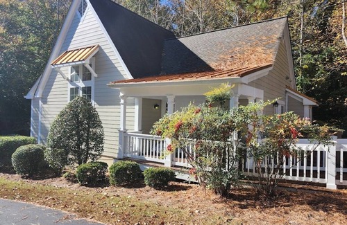Lackey Resort | Cozy 2-bedroom resort in Williamsburg w/WiFi, fitness room, pool & amenities
