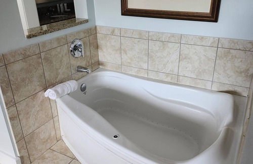 Lackey Resort | Cozy 2-bedroom resort in Williamsburg w/WiFi, fitness room, pool & amenities