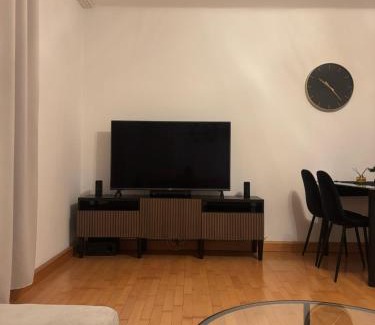 Simmering Apartment | Cozy 2-Bedroom Retreat Near Subway and City Center