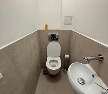 Simmering Apartment | Cozy 2-Bedroom Retreat Near Subway and City Center