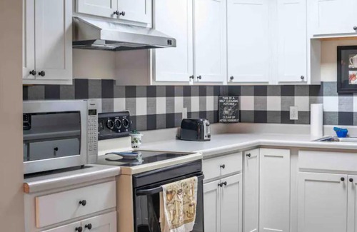 Wallingford House | Welcoming 2-Bedroom Suite with Family-Friendly Amenities