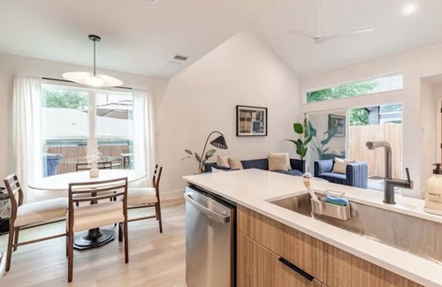 Quail Hollow House | Cozy 2-bedroom townhome in cool Austin with WiFi, AC