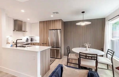 Quail Hollow House | Cozy 2-bedroom townhome in cool Austin with WiFi, AC