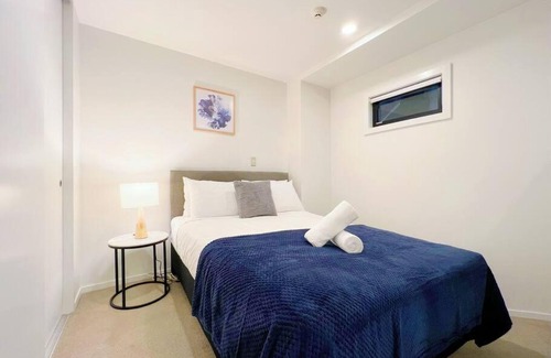 Auckland Central Business District Apartment | Inviting 2-Bedroom Retreat in City Centre, Rated 9/10