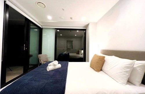 Auckland Central Business District Apartment | Inviting 2-Bedroom Retreat in City Centre, Rated 9/10