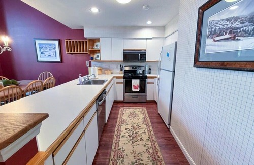 Ludlow Condo | Inviting Ski-in/Ski-out Condo with Fireplace & Spa Amenities