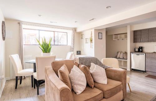 East Garfield Park Apartment | Inviting 2-Bedroom Apartment Near United Center for Families