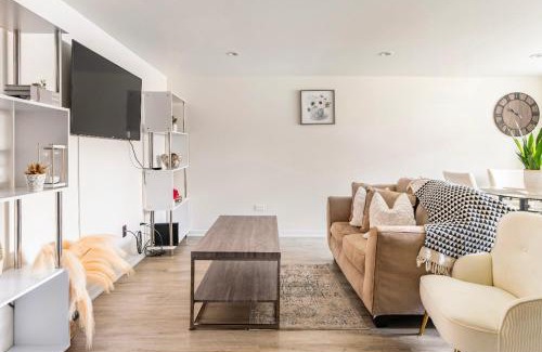 East Garfield Park Apartment | Inviting 2-Bedroom Apartment Near United Center for Families