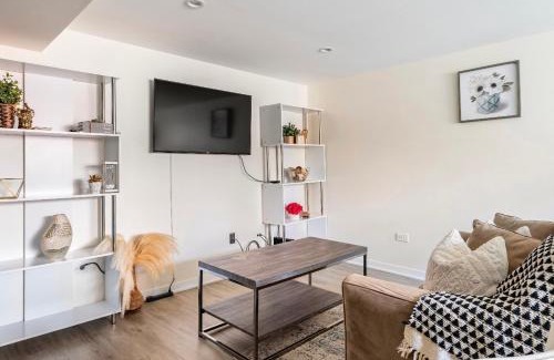 East Garfield Park Apartment | Inviting 2-Bedroom Apartment Near United Center for Families