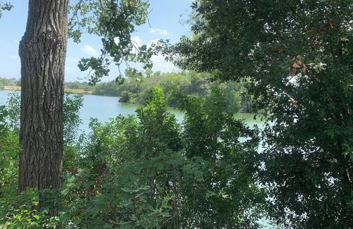 Southbelt/Ellington Apartment | Cozy 2 King Bed/ 2 Bath w/ Lake Access! Downtown 20 Mins Away! Stores Nearby!