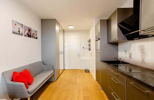 Rudolfsheim-Funfhaus Apartment | Inviting 2-Room Apartment with Balcony & Park Access