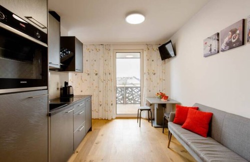 Rudolfsheim-Funfhaus Apartment | Inviting 2-Room Apartment with Balcony & Park Access