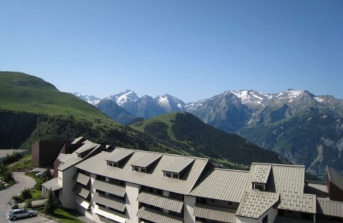 Eclose-Est Apartment | Cozy Apartment Huez with Spa & Family-Friendly Amenities