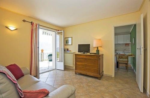 Gonte Apartment | Inviting 2½-Room Apartment with Lake View and Terrace
