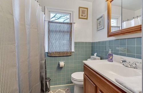 Swarthmorewood House | Charming 2B/1B near Swarthmore with Driveway & Kitchen