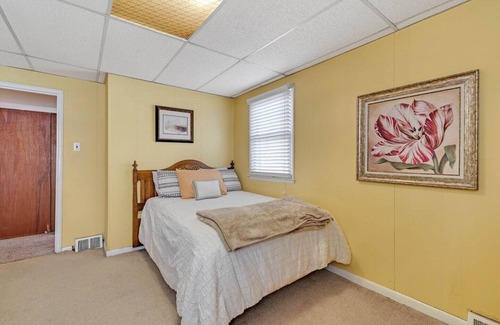 Swarthmorewood House | Charming 2B/1B near Swarthmore with Driveway & Kitchen