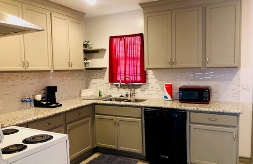 Houston House | Tranquil 2 BD/2BA Home with Ocean View & Spa Amenities