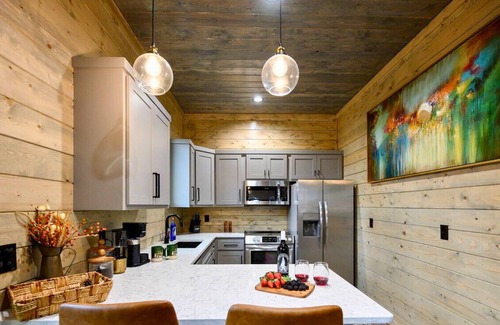 Pickens Cabin | Unwind in a Hot Tub with Game Room & Firepit Retreat