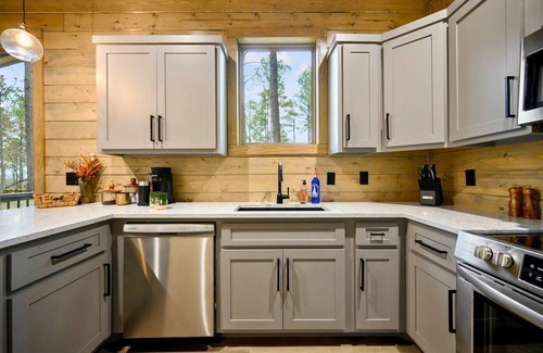 Pickens Cabin | Unwind in a Hot Tub with Game Room & Firepit Retreat