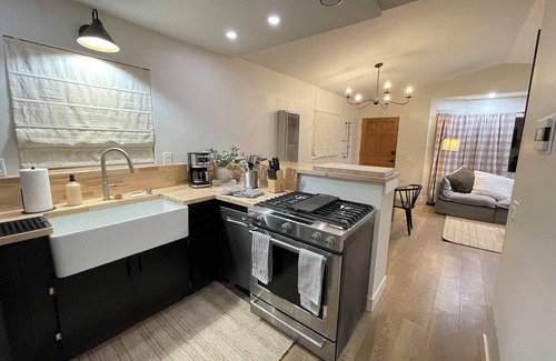 Big Bear Lake Cabin | Inviting 2BR Cabin with Spa Near Ski Areas & Lake