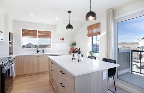 Airdrie Apartment | Charming 2BR Carriage House with Waterfront Views & Breakfast