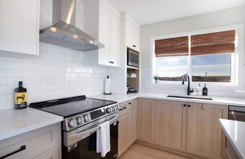 Airdrie Apartment | Charming 2BR Carriage House with Waterfront Views & Breakfast