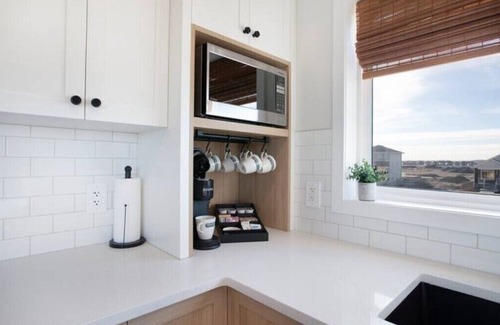 Airdrie Apartment | Charming 2BR Carriage House with Waterfront Views & Breakfast