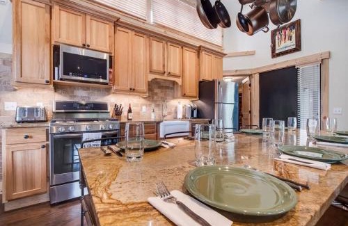 Peak 8 House | Inviting 2BR Condo with Hot Tub Near Peak 8 and Town