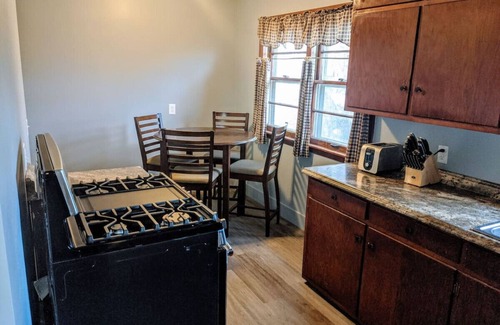 Davenport House | Inviting 2BR Home with PS4 in a Peaceful Neighborhood