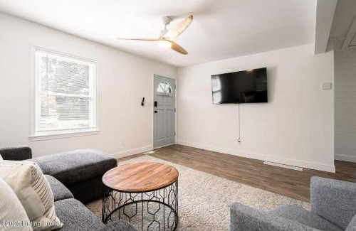 Clifton Heights House | Cozy 2BR Home Near Downtown w Backyard & Parking