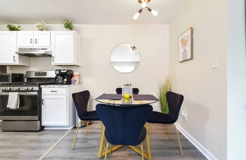 Newark Hotel | Modern 2BR Retreat with Free Parking Near NYC