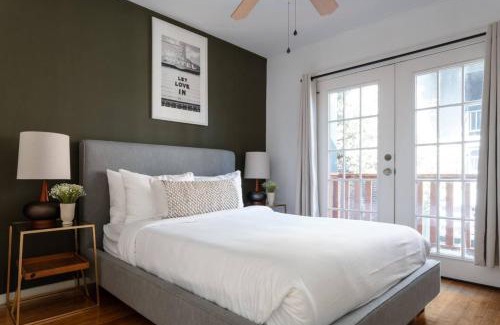 Bouldin House | Cozy 2BR Retreat in DT Austin Pets and Parking!